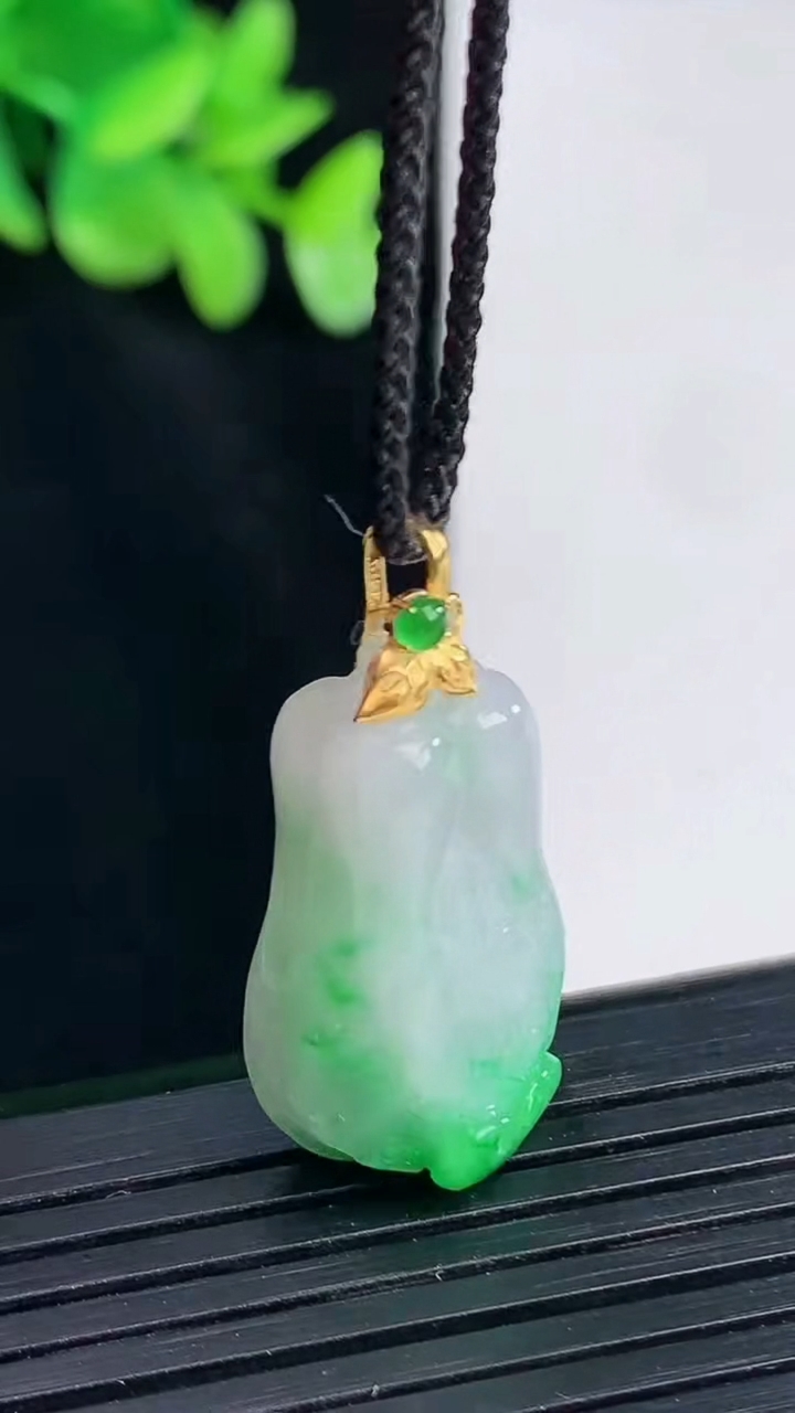天然A货翡翠白菜吊坠，尺寸24.5-15-11重量:6.69g
4月12日