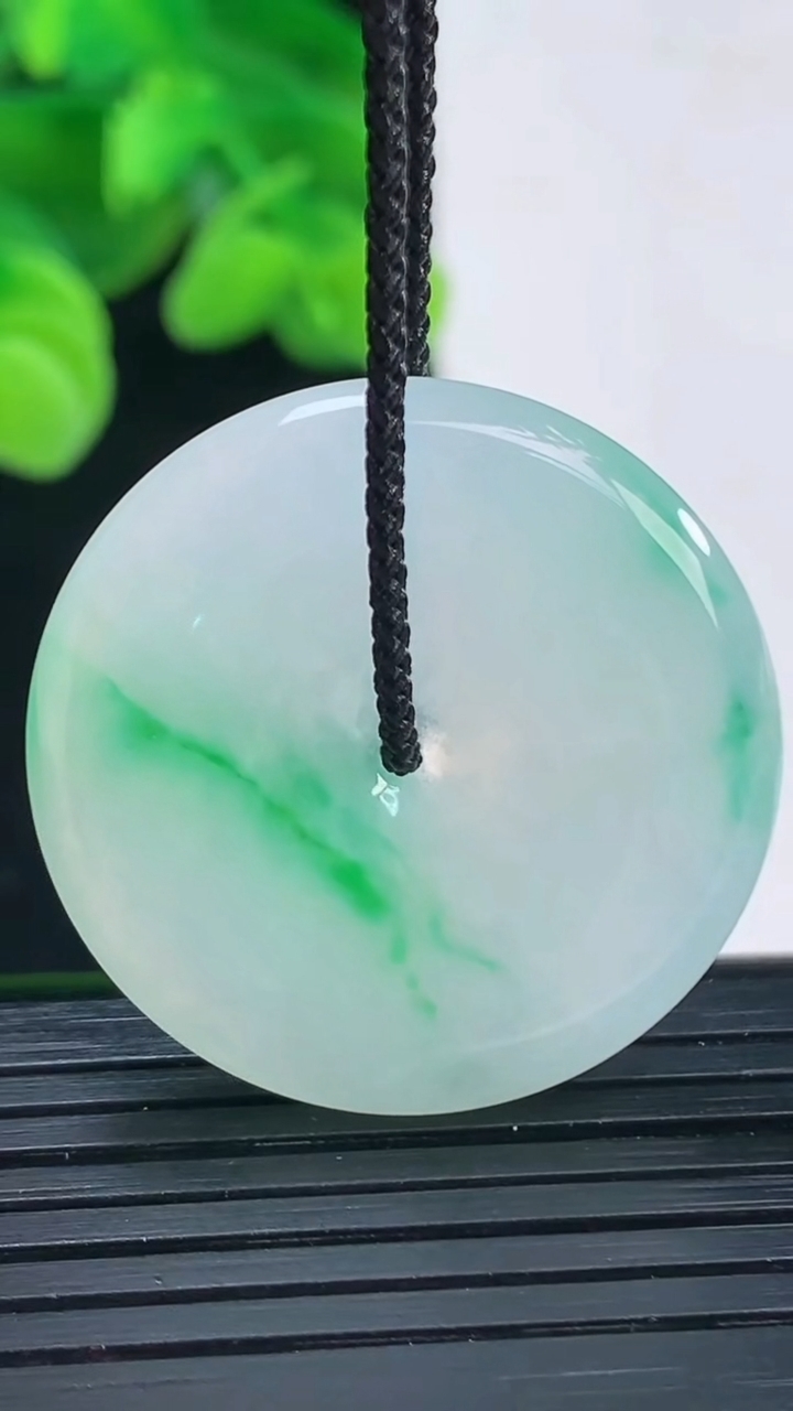 天然A货翡翠平安扣吊坠尺寸31-5.3重量:11.12g
4月12日