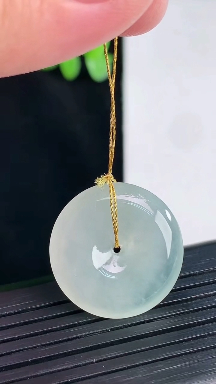 天然A货翡翠飘花平安扣吊坠，尺寸23-4.5重量:5.00g
4月12日