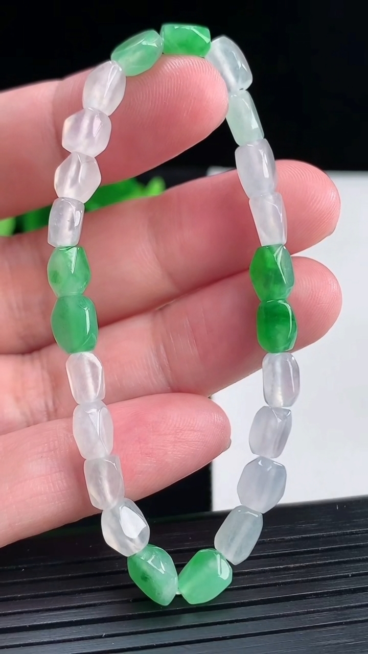 天然A货翡翠路路通手串 尺寸6.5-4.5重量:9.87g4月12日
工厂直销收藏佳品,种好水足，色