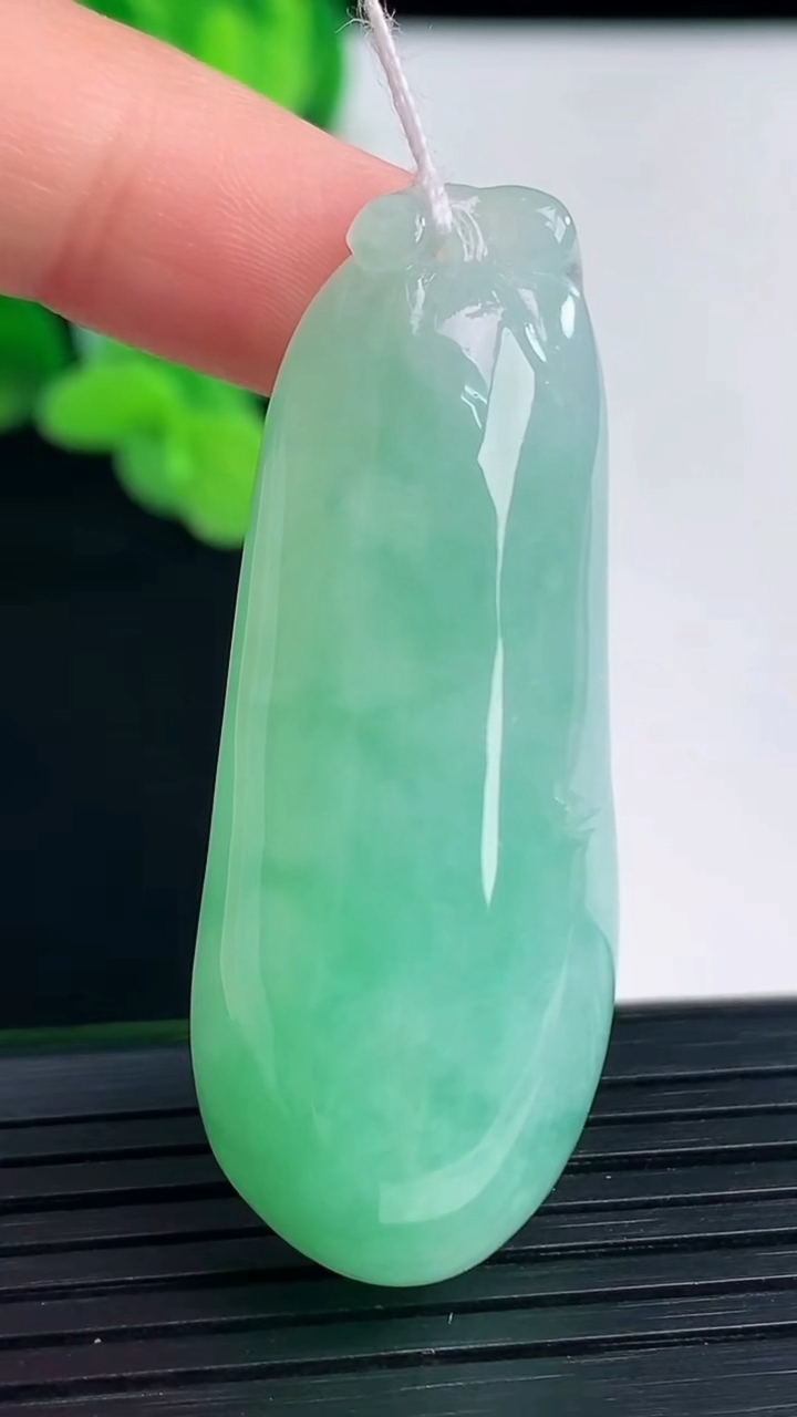 天然A货翡翠福瓜吊坠尺寸48-18.3-11重量:18.33g
4月12日