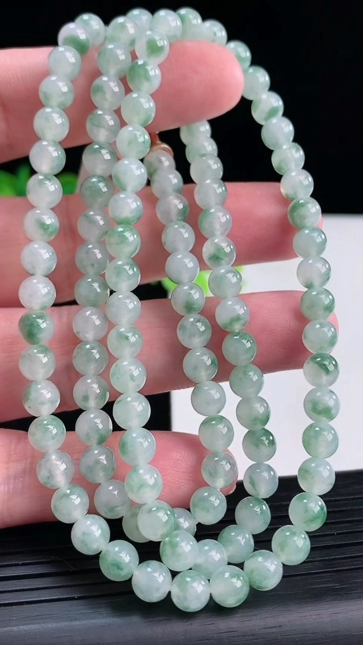 天然A货翡翠飘花圆珠项链，尺寸6-80颗重量:43.23g4月12日
工厂直销收藏佳品,种好水足，色泽均匀，有种有色，上手高大气！