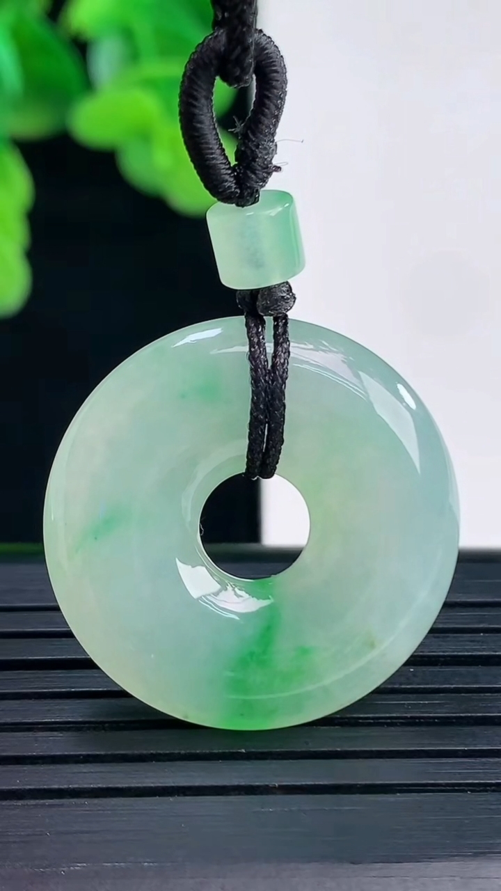 天然A货翡翠平安环吊坠尺寸26-4.7重量:7.16g
4月12日