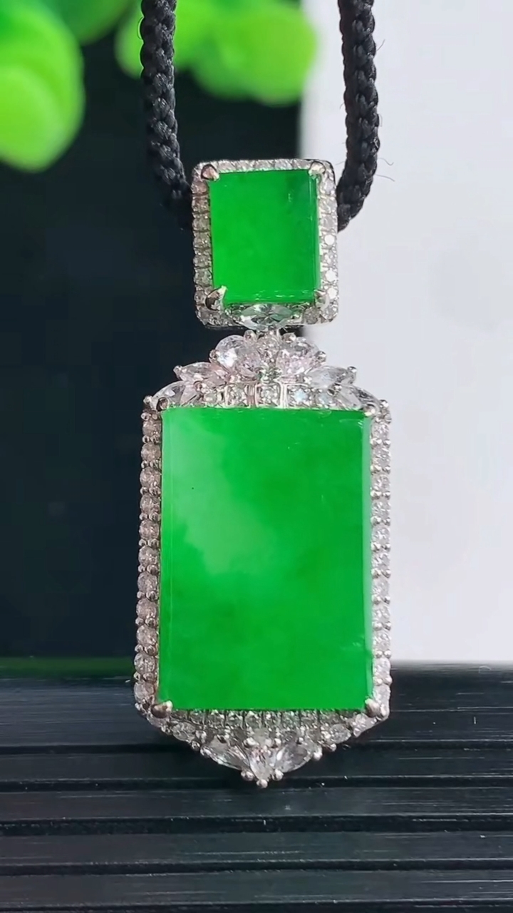 天然A货翡翠无事牌吊坠尺寸33.8-13.6-8.8裸石15.3-10.8重量:6.82g
4月12日