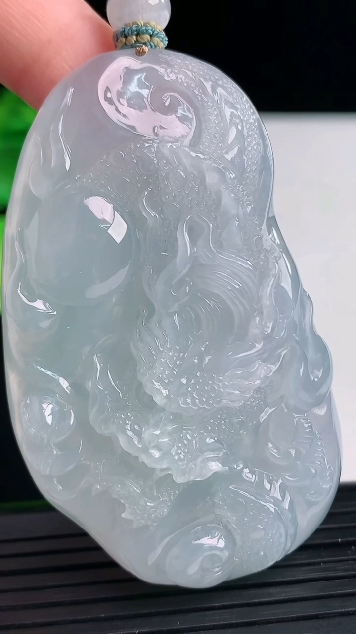 天然A货翡翠紫罗兰龙牌吊坠尺寸63.2-38.5-13重量:57.02g
4月12日