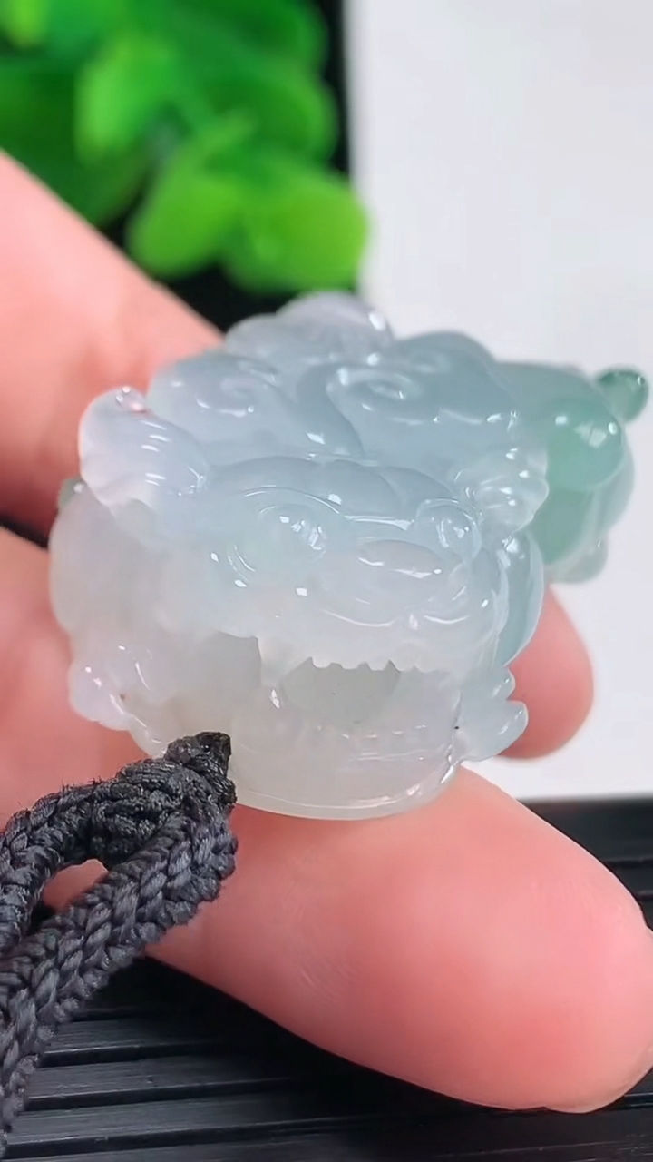 天然A货翡翠飘花貔貅吊坠尺寸40.6-24.8-13.4重量:30.62g
4月12日