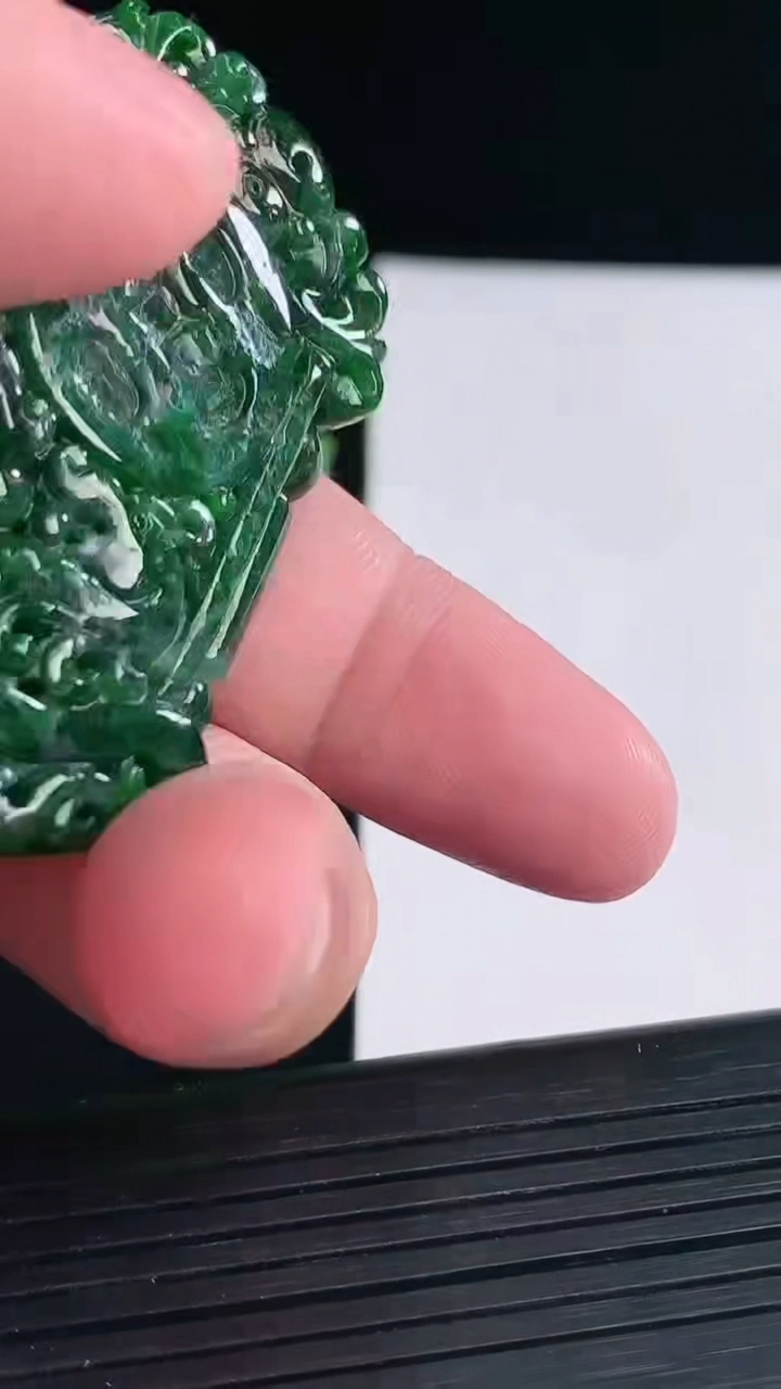 天然A货翡翠仿古龙牌吊坠，尺寸53-41-9重量:34.63g
4月12日