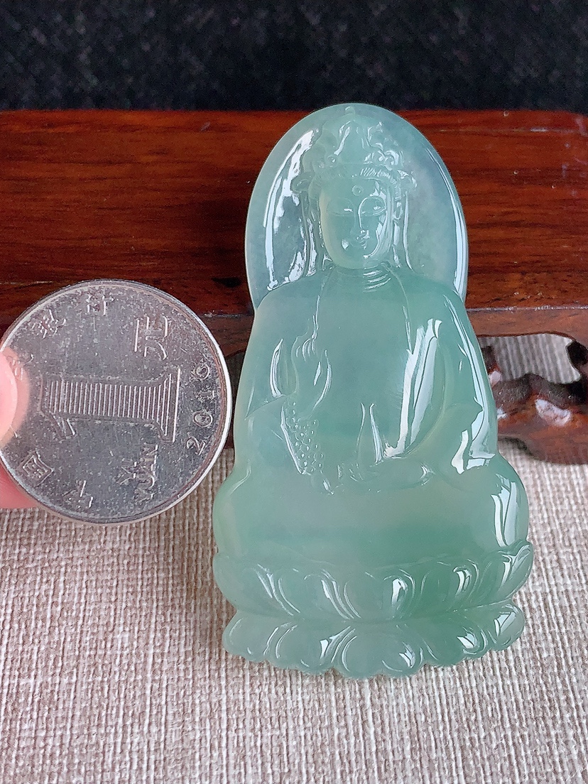 天然A货翡翠晴水观音吊坠 
尺寸54.3-34.4-5.8mm 重量16.68g 0411
