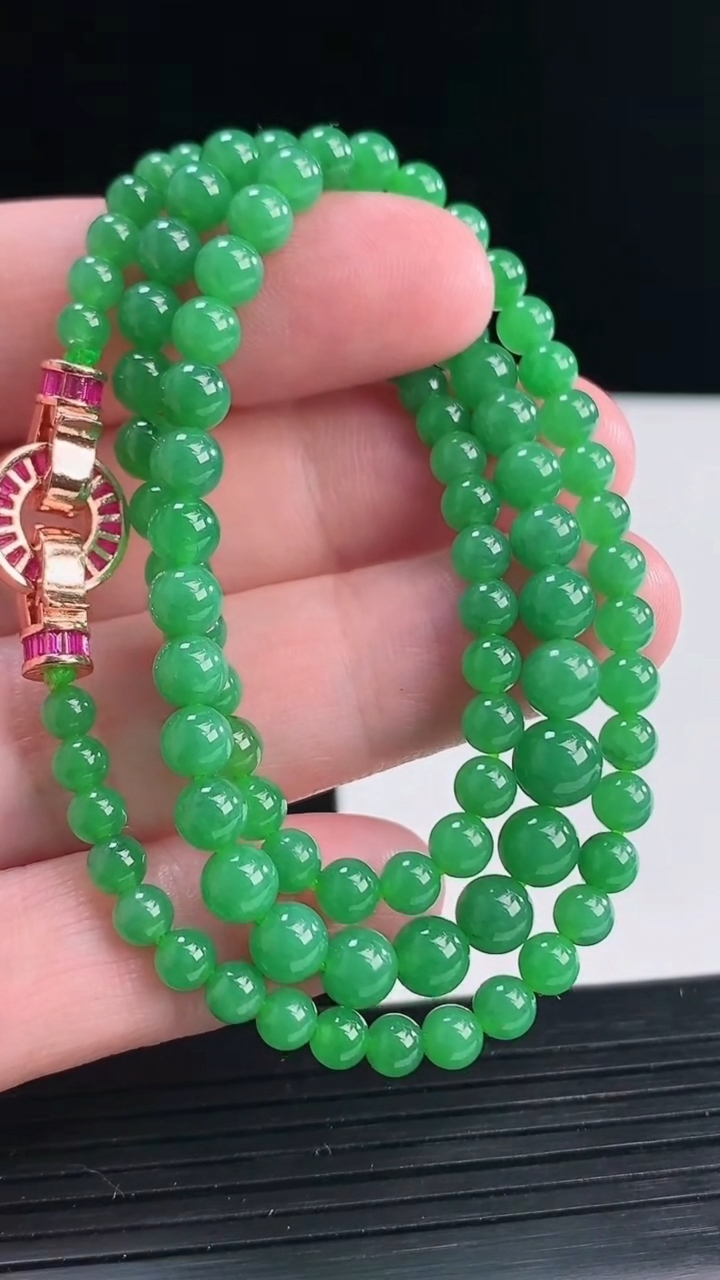 天然A货翡翠圆珠项链 尺寸4.5-108颗重量:21.68g
4月12日