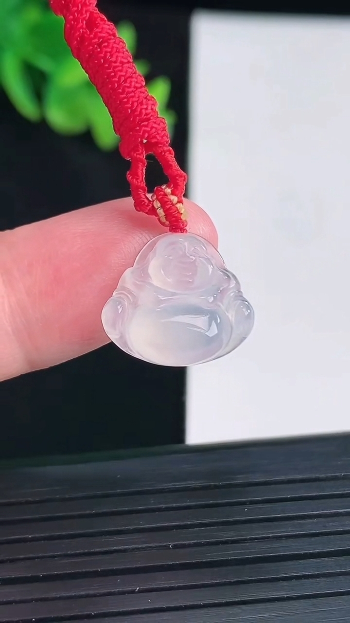 天然A货翡翠佛公吊坠，尺寸13.5-15.6-5.2重量:2.06g
4月12日