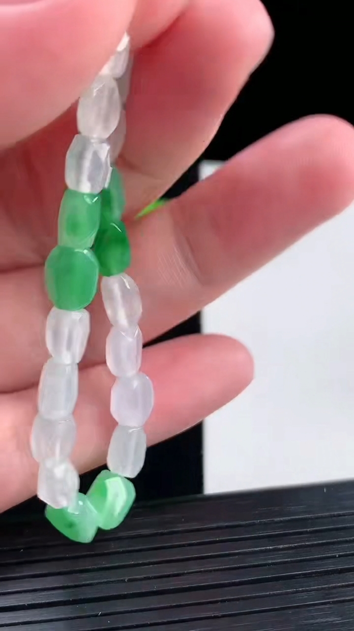 天然A货翡翠路路通手串 尺寸6.5-4.5重量:9.87g4月12日
工厂直销收藏佳品,种好水足，色泽均匀，有种有色，上手高大气！