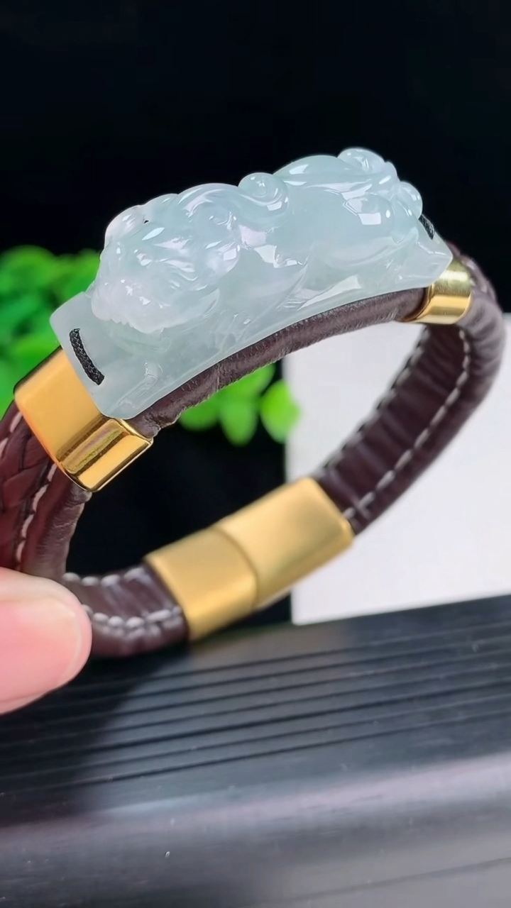 天然A货翡翠飘花貔貅手牌尺寸39-22.5-12.6重量:35.48g
4月12日