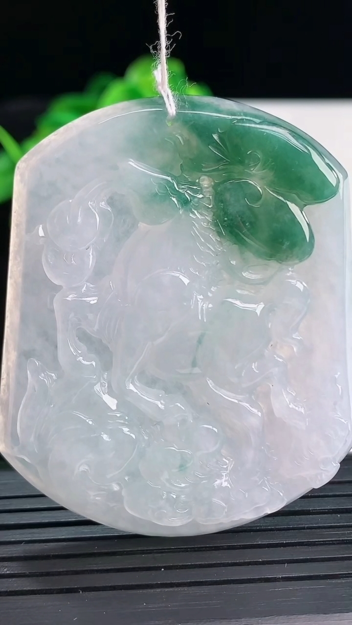 天然A货翡翠飘花生肖马吊坠尺寸557-46.1-5.4重量:31.79g
4月12日