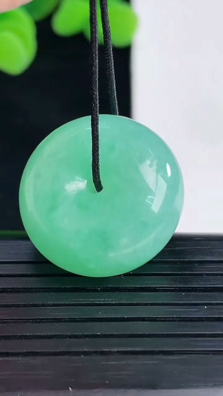 天然A货翡翠路路通吊坠尺寸22.8-11.3重量:12.43g
4月12日