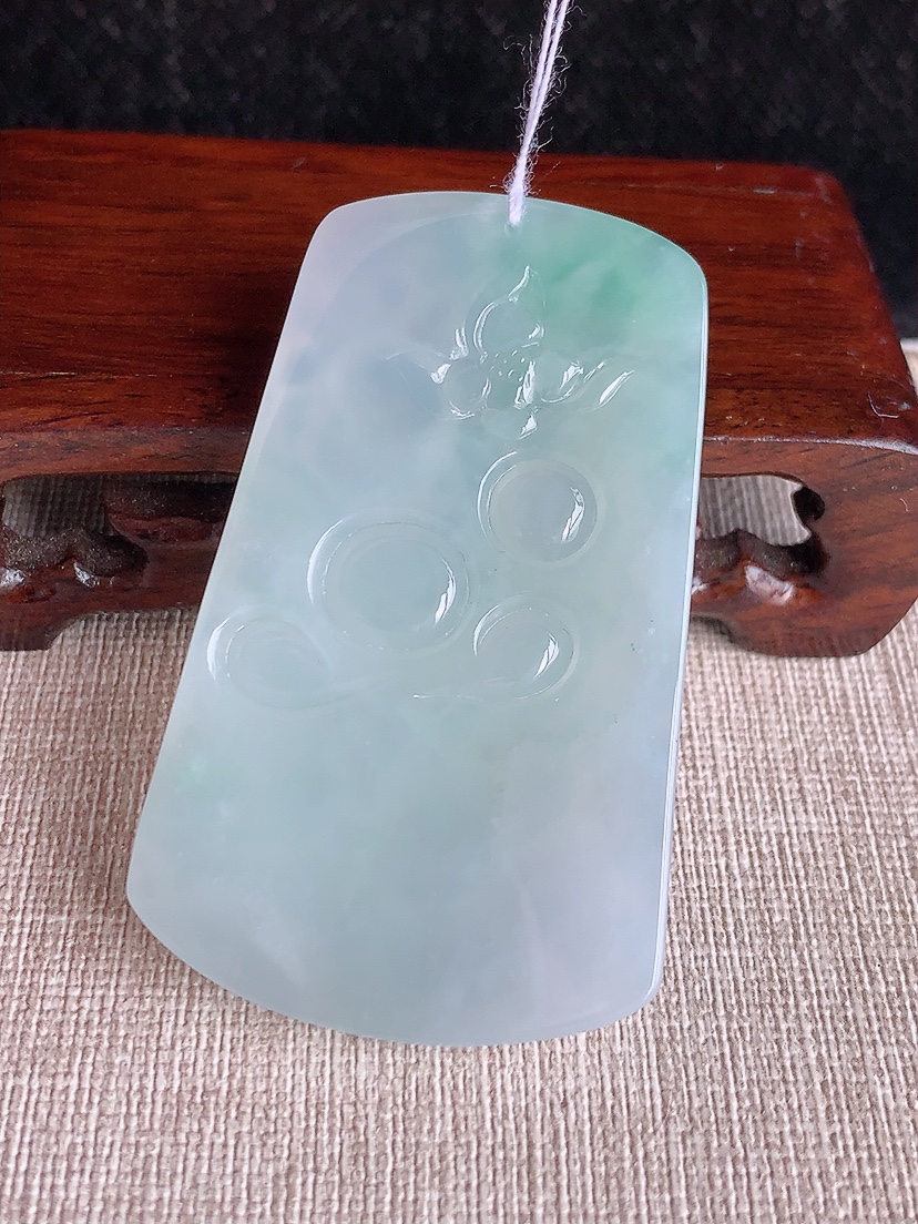 天然A货翡翠飘绿逍遥佛吊坠 
尺寸62.2-37.5-6mm 重量31.66g 0411