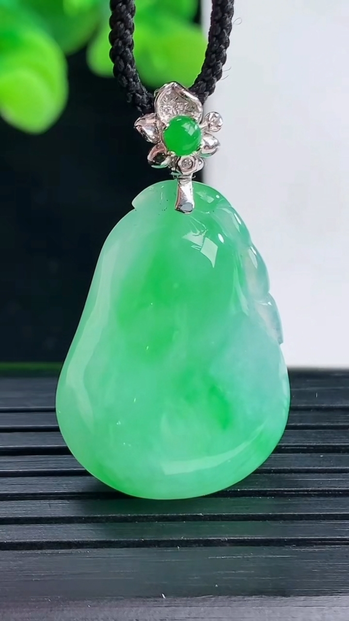 天然A货翡翠福瓜吊坠尺寸35.5-20.2-8.1重量:8.60g
4月12日