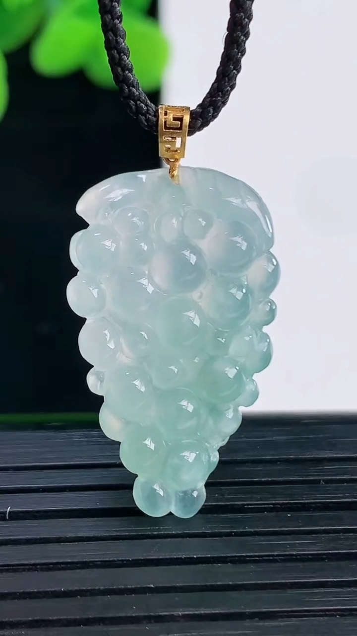 天然A货翡翠多子多福 葡萄吊坠尺28.2-17.2-5.9重量:4.52g
4月12日