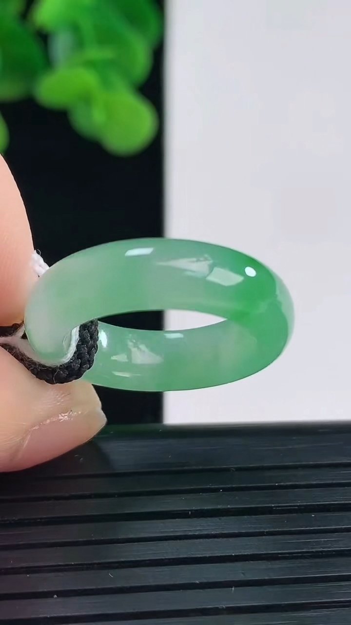 天然A货翡翠指环戒指尺寸16.3-5.6-3.6重量:3.97g2026年4月12日
工厂直销收藏佳品,种好水足，色泽均匀，有种有色，上手高大气！