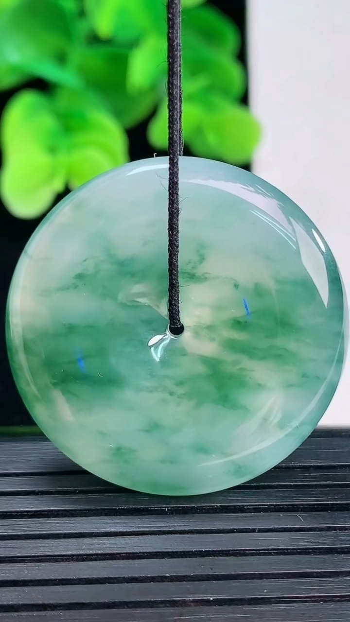 天然A货翡翠种飘花平安扣吊坠尺寸33.8-5.7重量:14.33g
4月12日