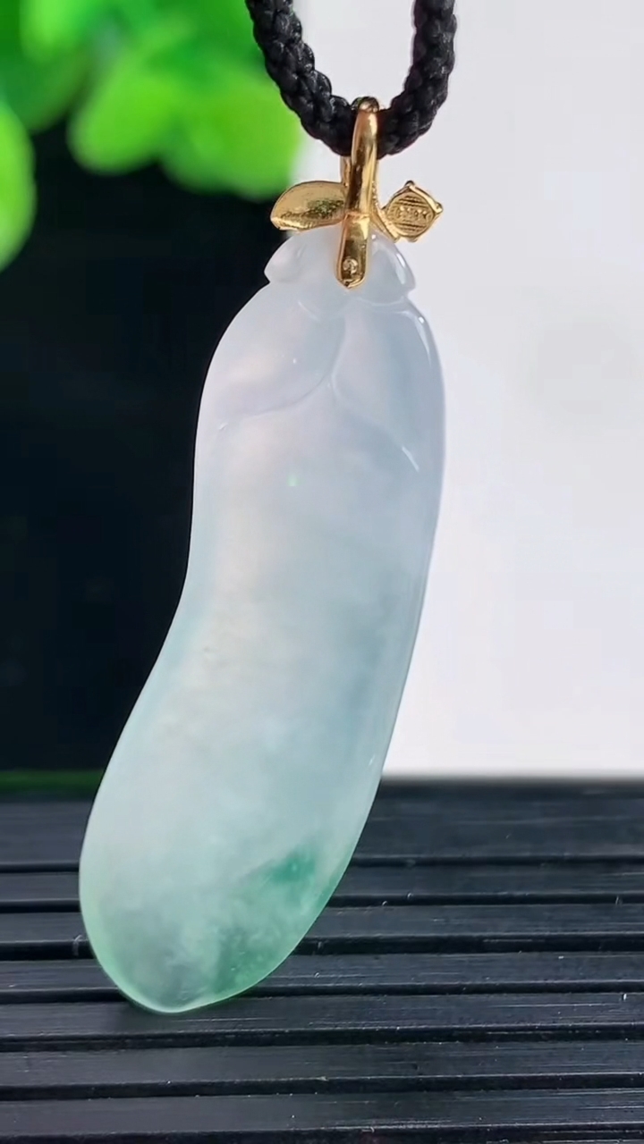 天然A货翡翠18K金飘花福瓜吊坠尺寸42.2-11.3-4.9重量:4.21g
4月12日