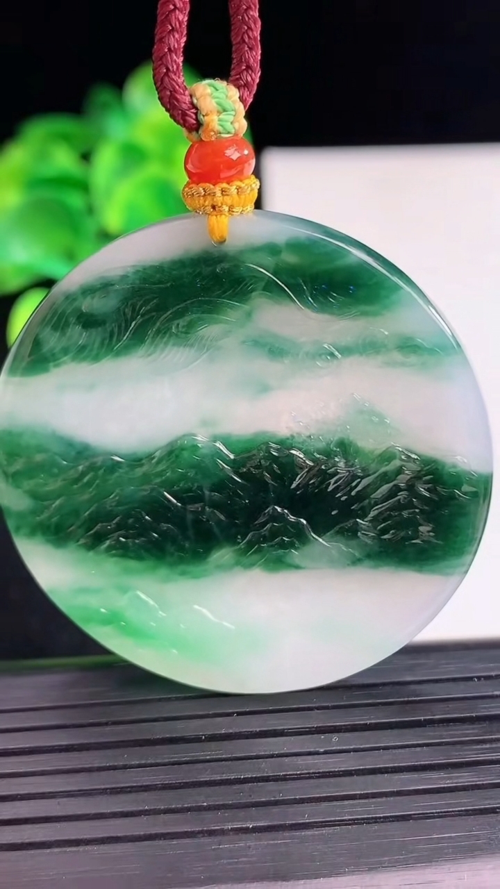 天然A货翡翠山水牌吊坠尺寸46.8-4.5重量:30.55g
4月12日