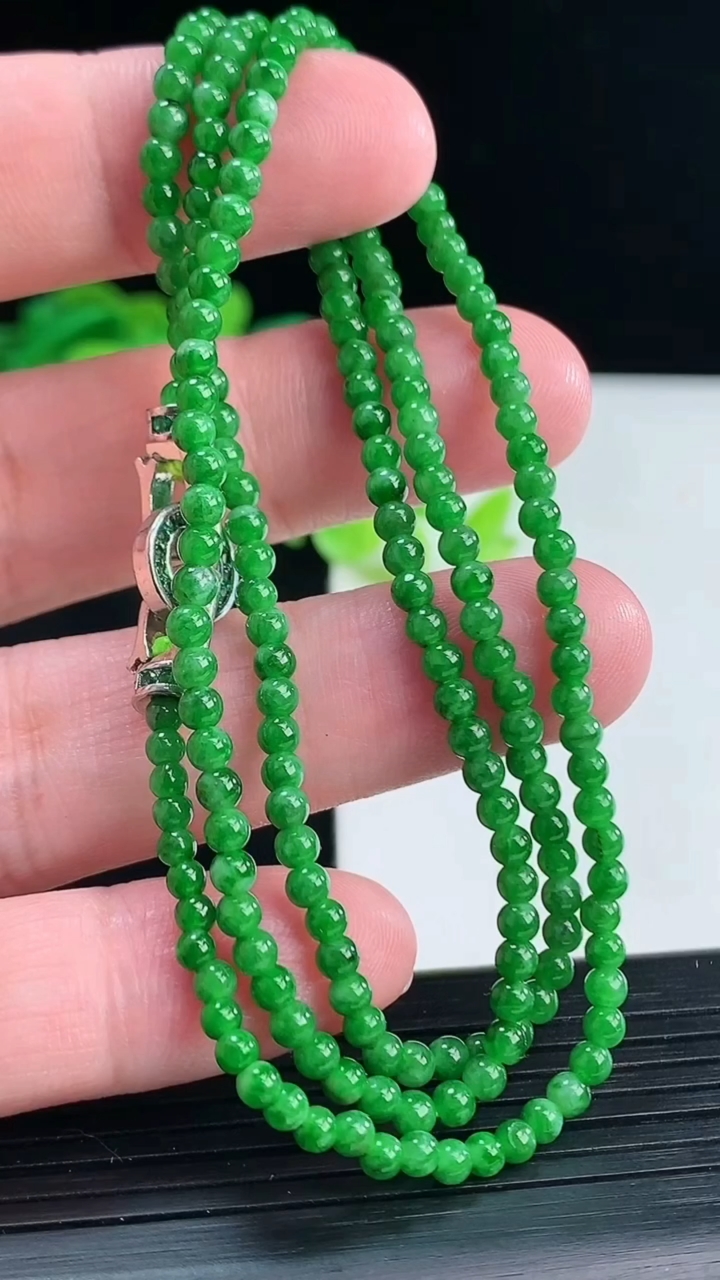 天然A货翡翠圆珠项链，尺寸3.2重量:11.21g4月12日
工厂直销收藏佳品,种好水足，色泽均匀，