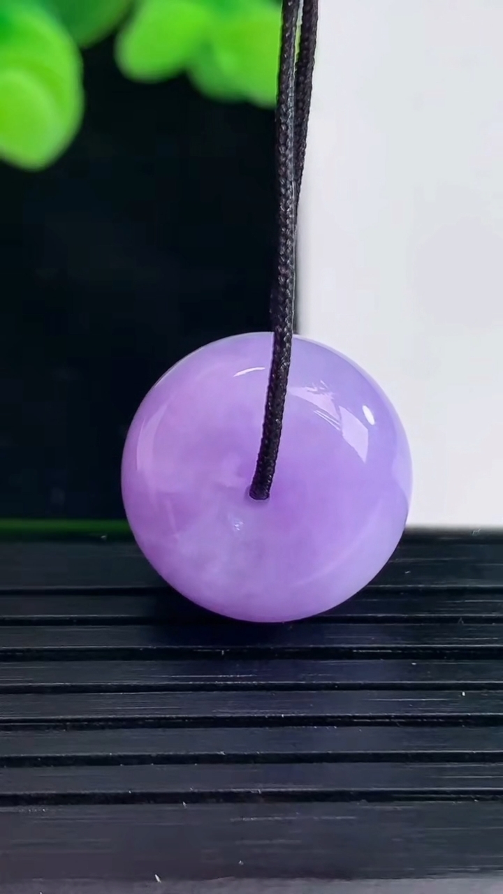 天然A货翡翠紫罗兰平安扣吊坠尺寸17.2-10.6重量:6.91g
4月12日