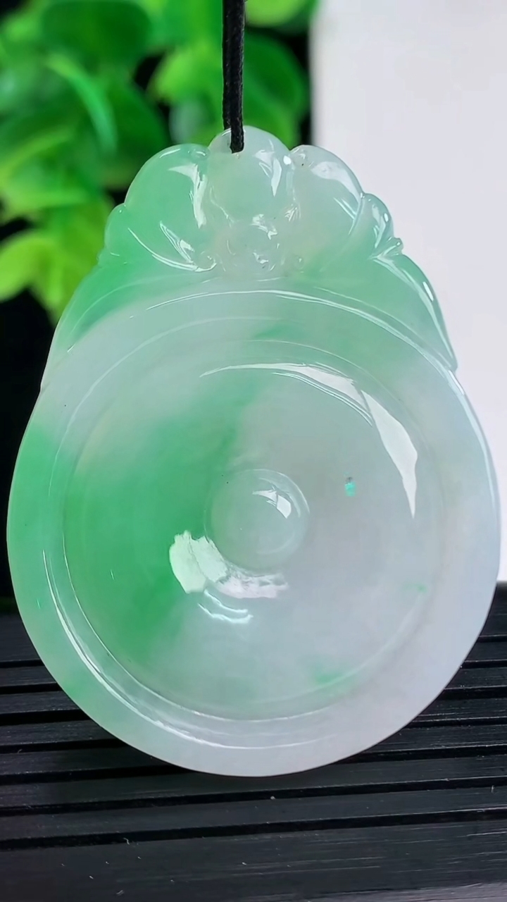 天然A货翡翠福贝吊坠尺寸44.8-34.3-4.1重量:14.22g
4月12日