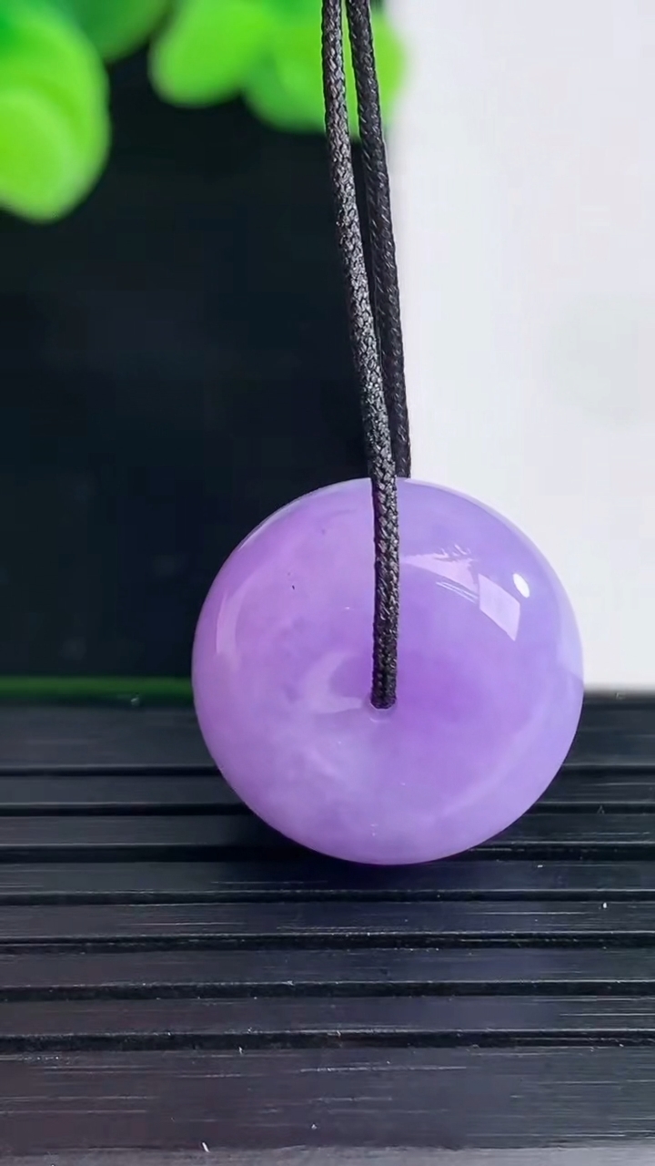 天然A货翡翠紫罗兰平安扣吊坠尺寸17.2-10.6重量:6.91g
4月12日