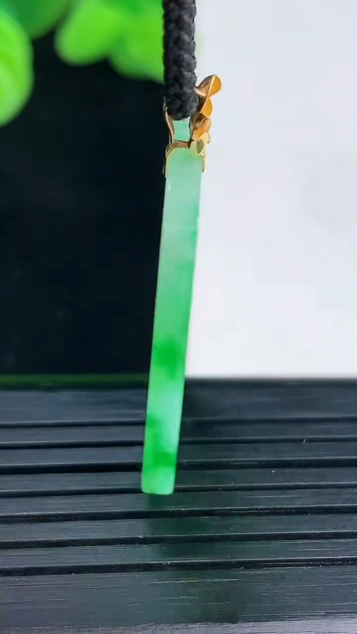 天然A货翡翠无事牌吊坠尺寸33.1-18.9-2.4重量:4.07g
4月12日