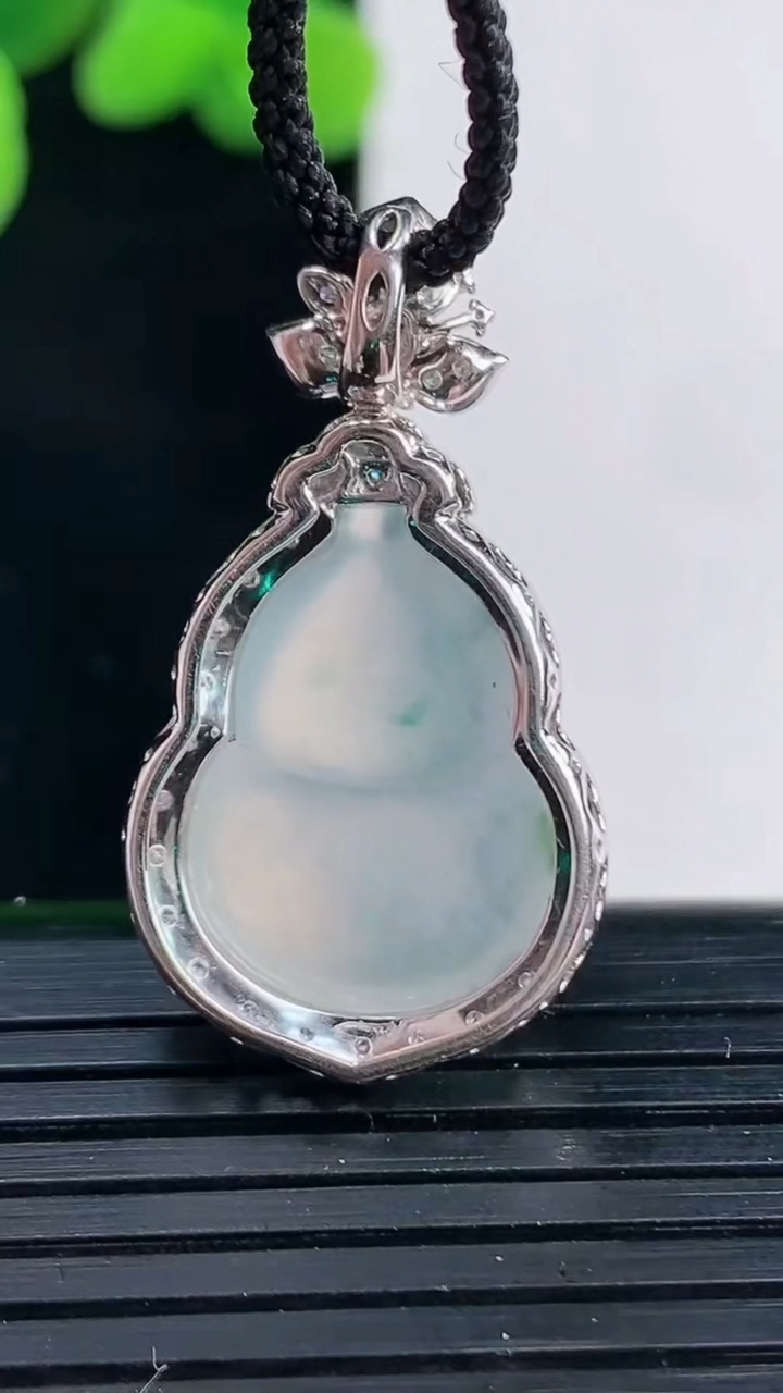 天然A货翡翠种飘花葫芦吊坠尺寸32.2-17.9-8.4裸石19.5-14.5重量:5.00g
4月12日