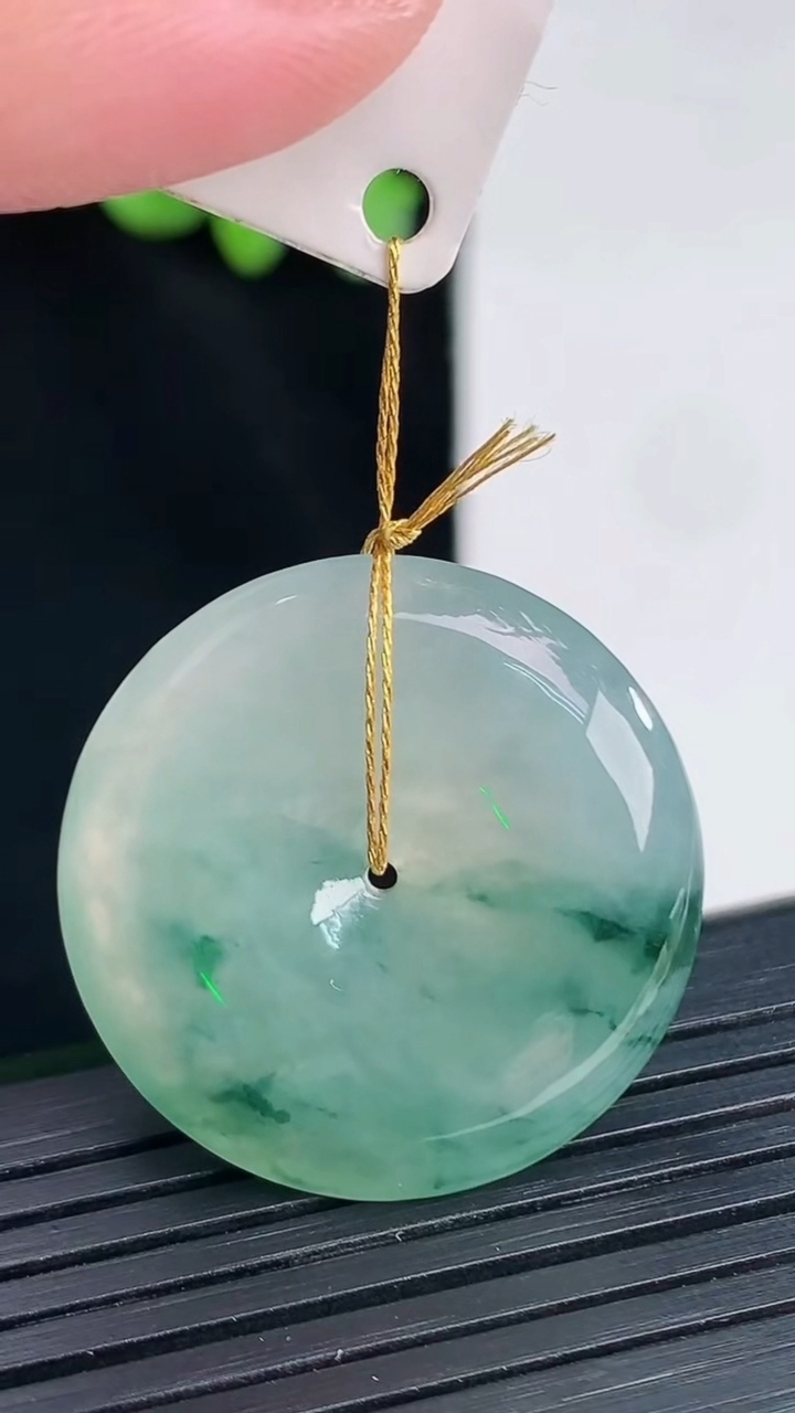 天然A货翡翠冰种飘花平安扣吊坠，尺寸28-6重量:9.66g
4月12日