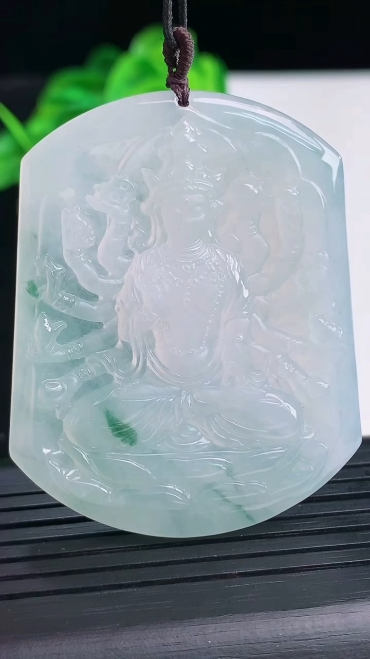 天然A货翡翠飘花千手观音吊坠尺寸51.3-41.2-6重量:27.87g
4月12日