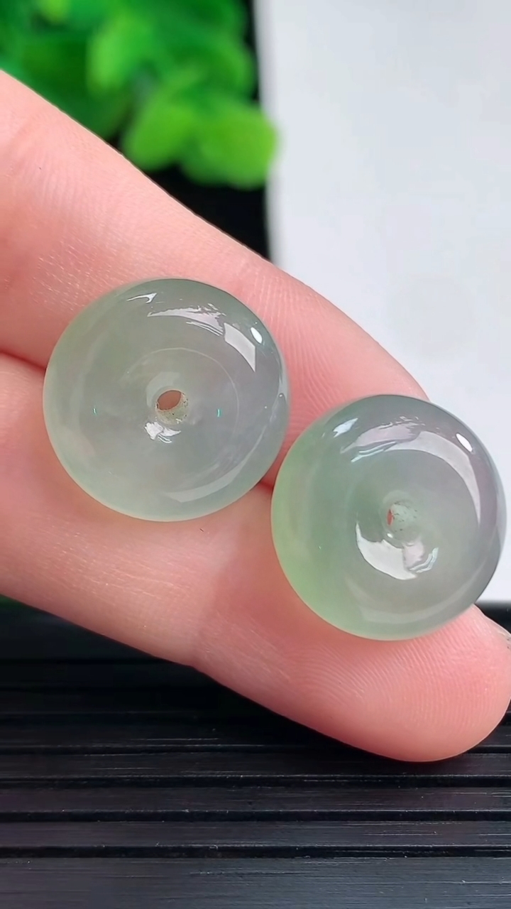 天然A货翡翠平安扣吊坠一对尺寸15-6.6重量:6.52g
4月12日