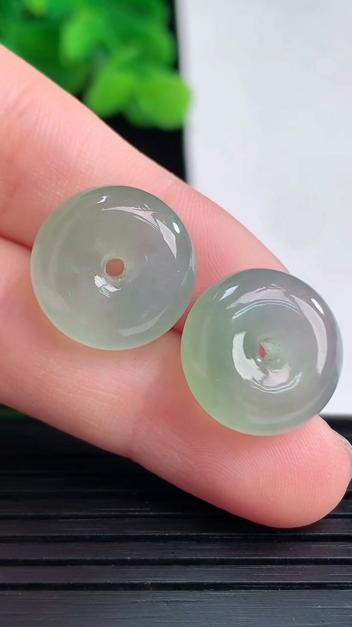 天然A货翡翠平安扣吊坠一对尺寸15-6.6重量:6.52g
4月12日