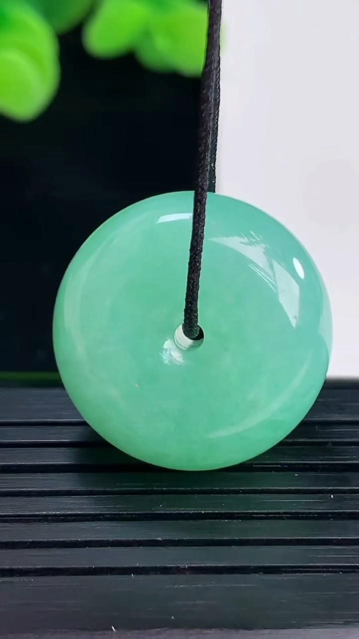 天然A货翡翠路路通吊坠尺寸22.8-11.3重量:12.43g
4月12日