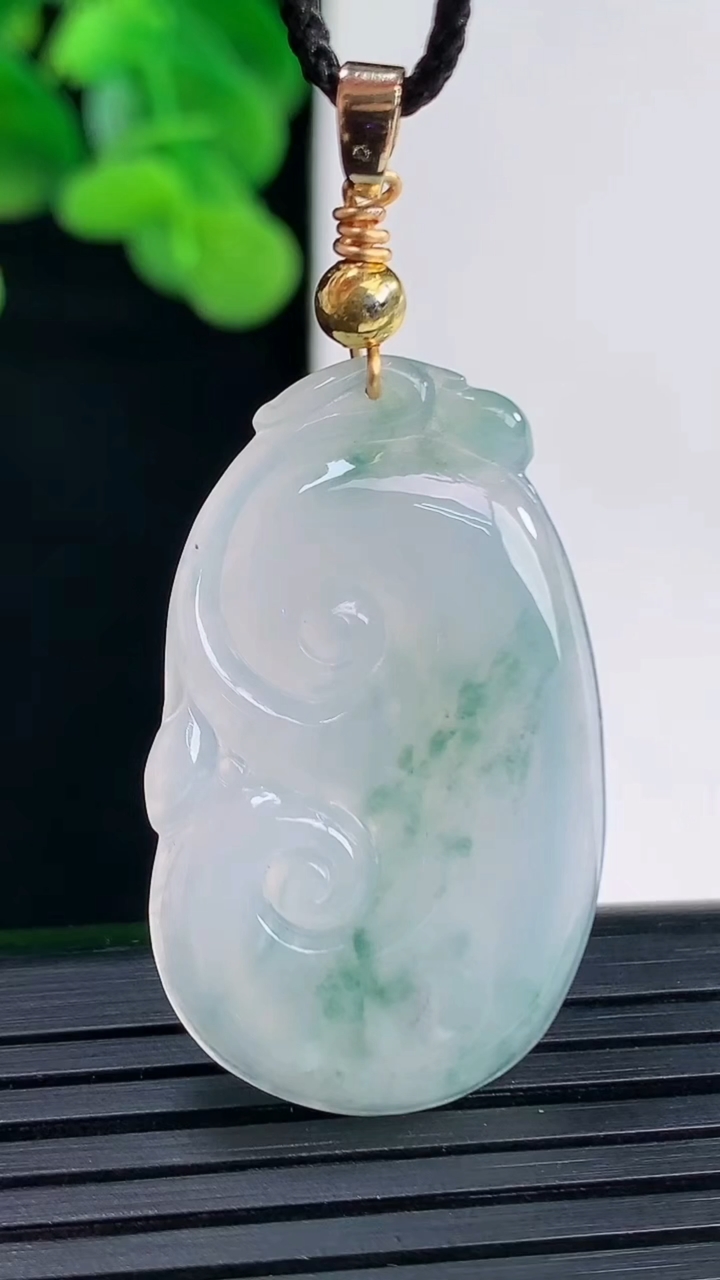 天然A货翡翠飘花如意吊坠尺寸34.6-20.9-3.7重量:5.83g
4月12日