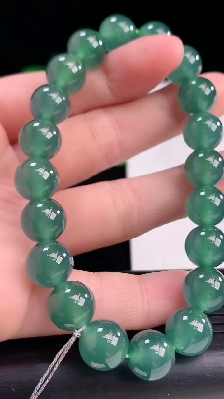 天然A货翡翠蓝水圆珠手串尺寸9.6-20颗重量:33.11g4月12日
工厂直销收藏佳品,种好水足，色泽均匀，有种有色，上手高大气！