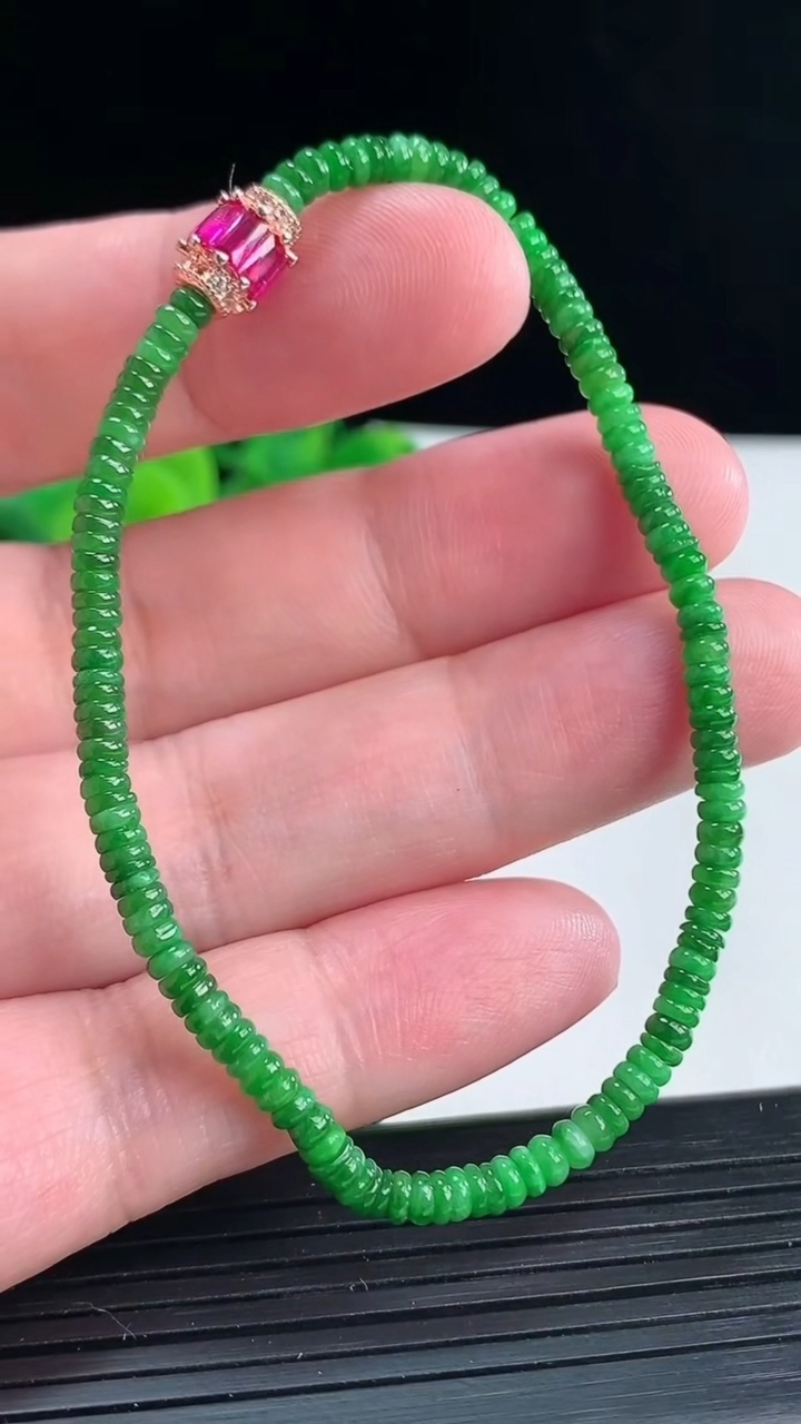 天然A货翡翠算盘珠手串 尺寸3.5重量:4.91g4月12日
工厂直销收藏佳品,种好水足，色泽均匀，有种有色，上手高大气！