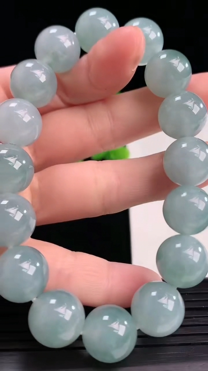 天然A货翡翠飘花圆珠手串尺寸13-16颗重量:59.84g4月12日
工厂直销收藏佳品,种好水足，色泽均匀，有种有色，上手高大气！