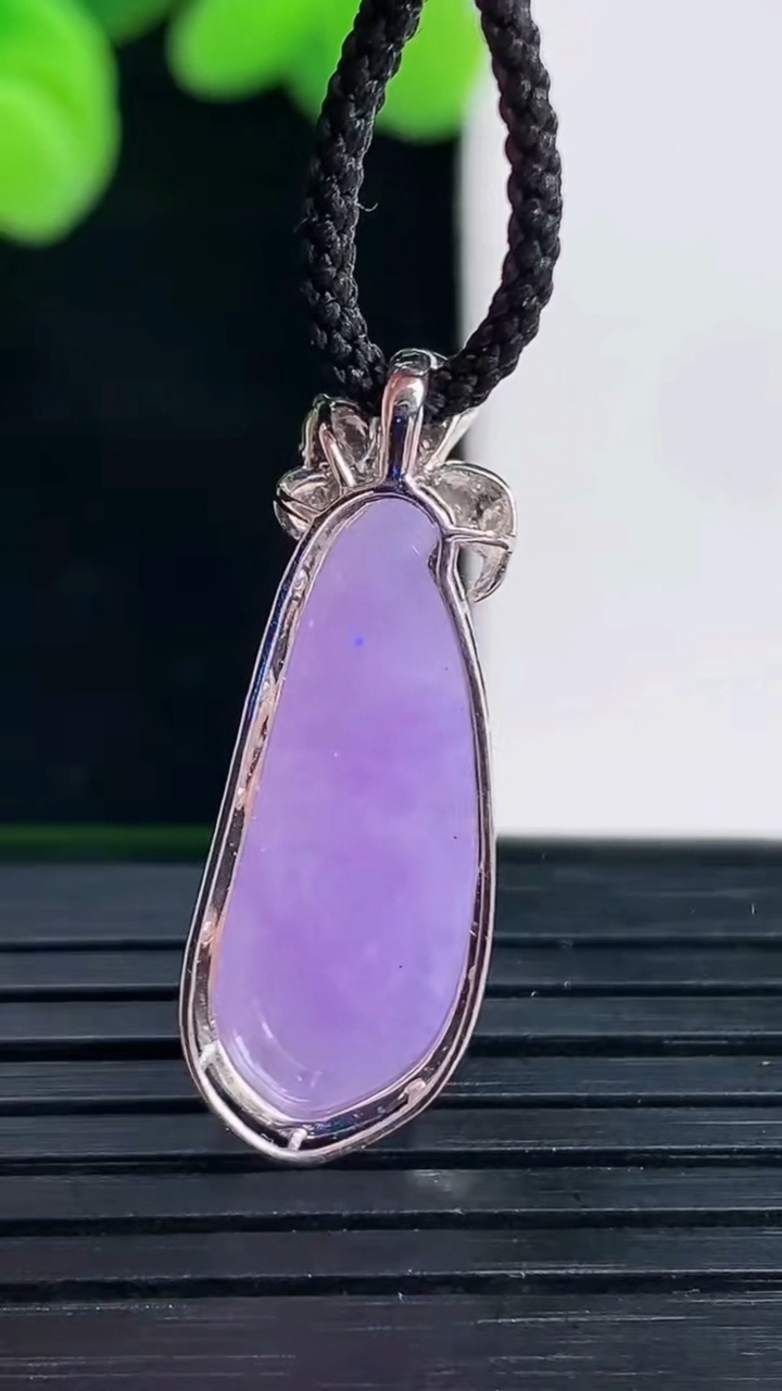 天然A货翡翠18K金紫罗兰福瓜吊坠尺寸27.8-9.6-7.2重量:2.09g
4月12日