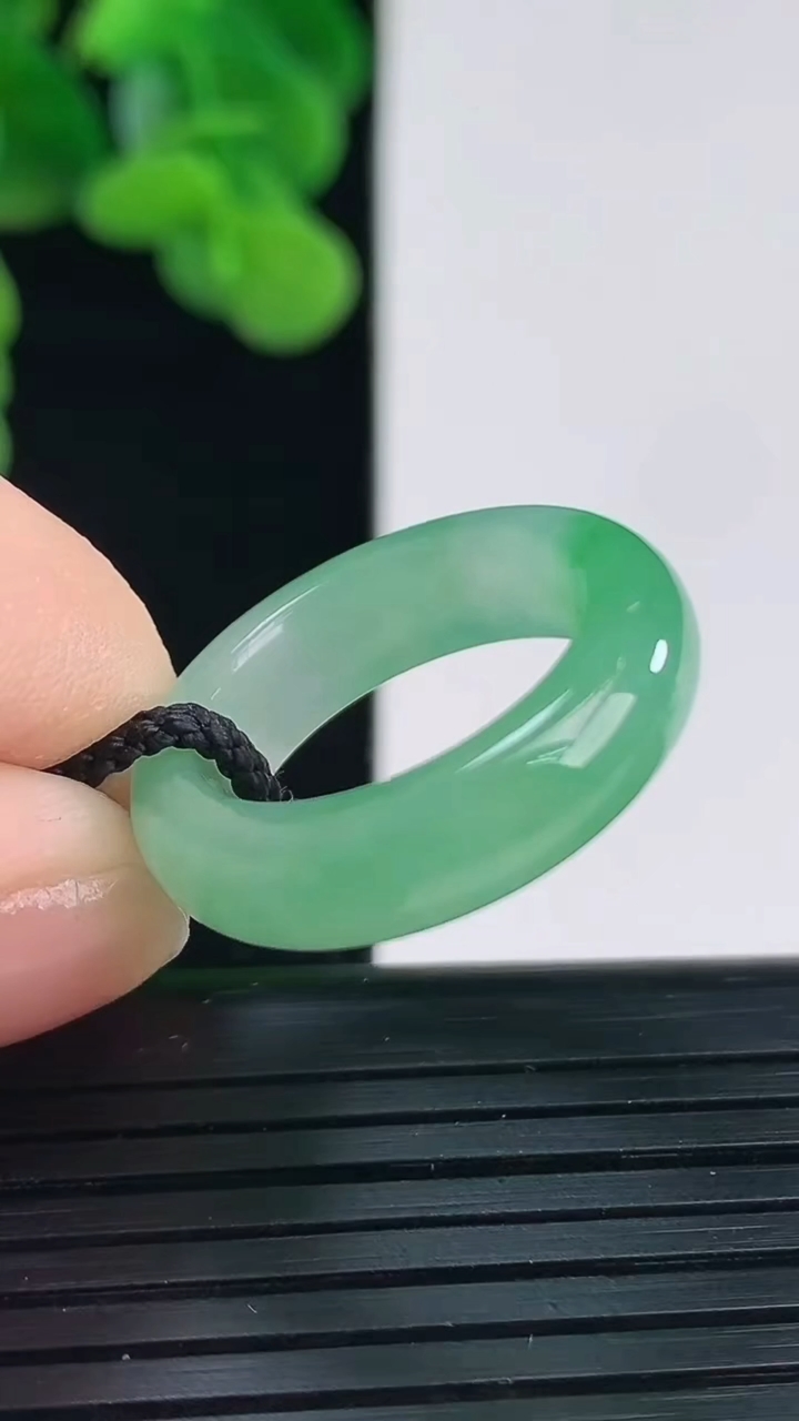 天然A货翡翠指环戒指尺寸16.3-5.6-3.6重量:3.97g2026年4月12日
工厂直销收藏佳品,种好水足，色泽均匀，有种有色，上手高大气！