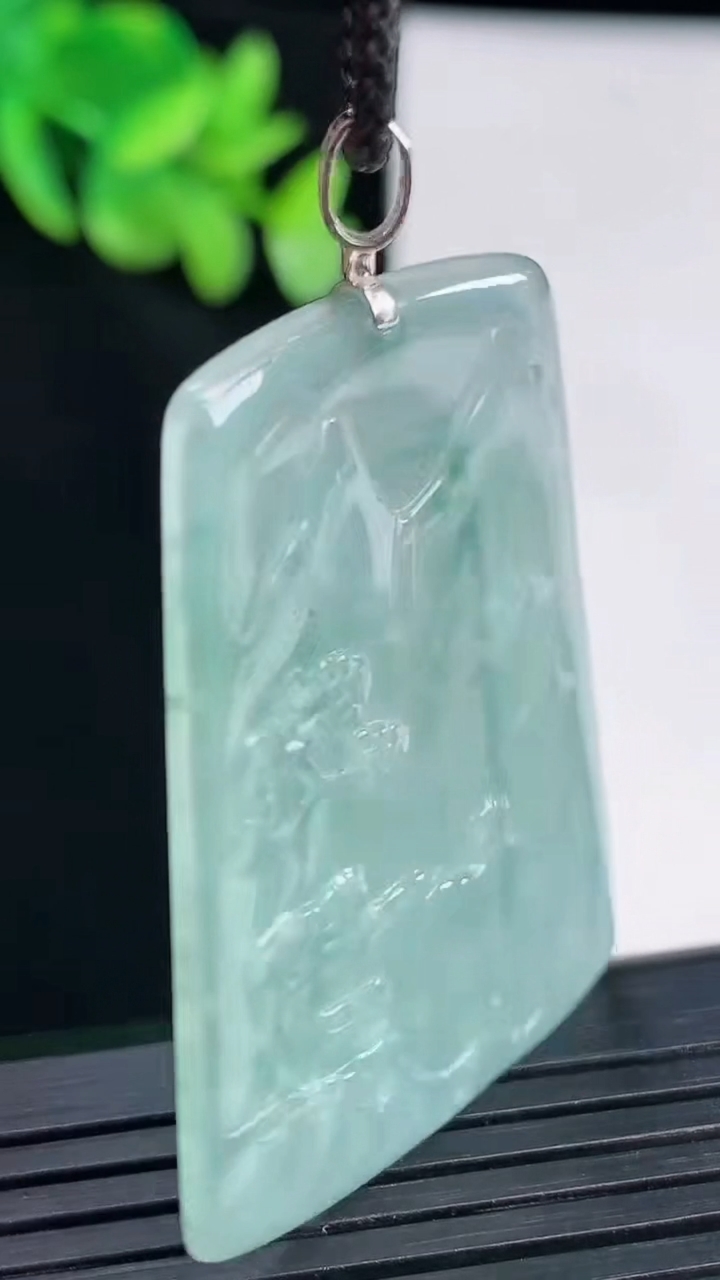 天然A货翡翠18k金飘花山水牌吊坠，尺寸44-32.5-2.5重量:10.00g
4月12日