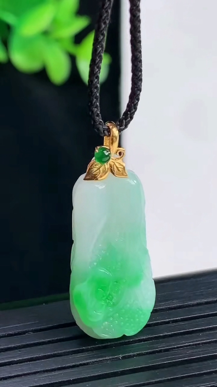 天然A货翡翠白菜吊坠，尺寸25.6-12-9重量:5.75g
4月12日