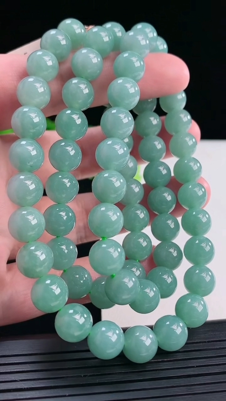 天然A货翡翠飘花圆珠项链，尺寸9.6-65颗重量:107.29g4月12日
工厂直销收藏佳品,种好水足，色泽均匀，有种有色，上手高大气！