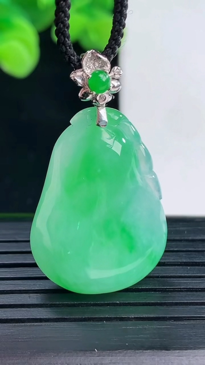 天然A货翡翠福瓜吊坠尺寸35.5-20.2-8.1重量:8.60g
4月12日