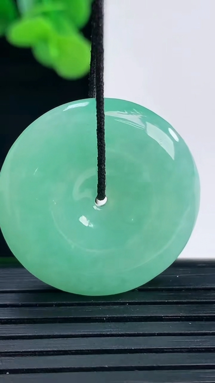 天然A货翡翠平安扣吊坠尺寸27.2-5.9重量:9.64g
4月12日