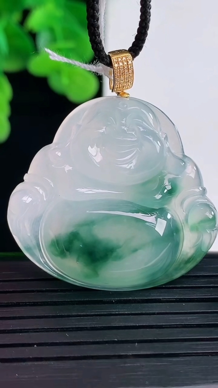 天然A货翡翠种飘花佛公吊坠尺寸32.1-34.8-5.8重量:10.79g
4月12日