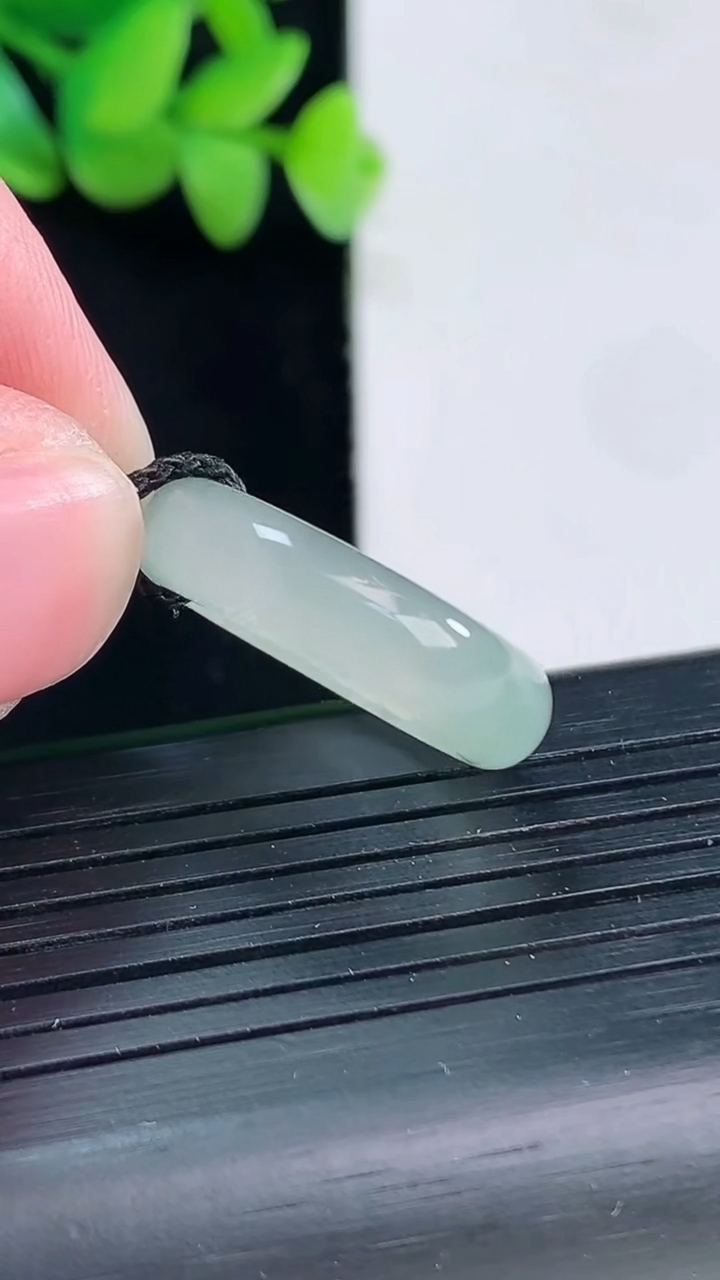 天然A货翡翠飘花素面玉指环 戒指，尺寸17-6-3.2重量:3.35g2026年4月12日
工厂直销收藏佳品,种好水足，色泽均匀，有种有色，上手高大气！