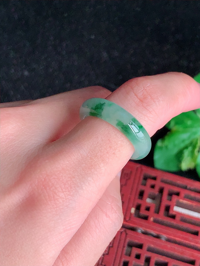 天然A货翡翠飘花素面戒指 
尺寸16.6-5.8-4mm 重量4.23g 0411